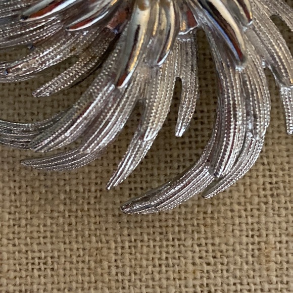 Sarah Coventry Vintage Sunburst Silvertone  Elegant Brooch Pin 4430 - Picture 2 of 6